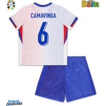 Frankrike Eduardo Camavinga #6 Bortedraktsett Barn EM 2024 Kortermet (+ Korte bukser)